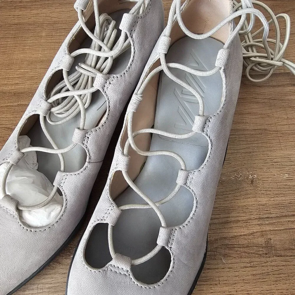 NEVER WORN NAYA POINTY LACED KITTEN HEELS SHOES GREY NUBUCK LEATHER SIZE 6 WOMEN